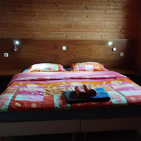 V Dřevěném Domě