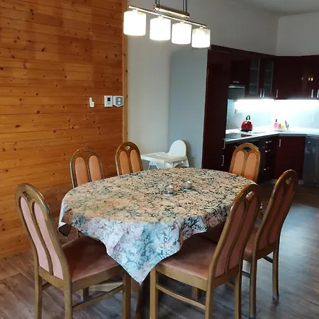 V Dřevěném Domě *